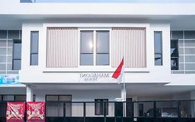 Oyo 94143 Mahagoni House Syariah Hotel 2*